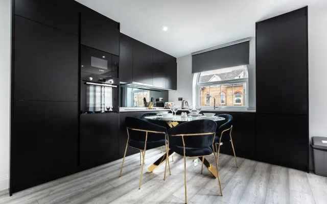 Luxurious 2 Bedroom Apartment - Free Parking
