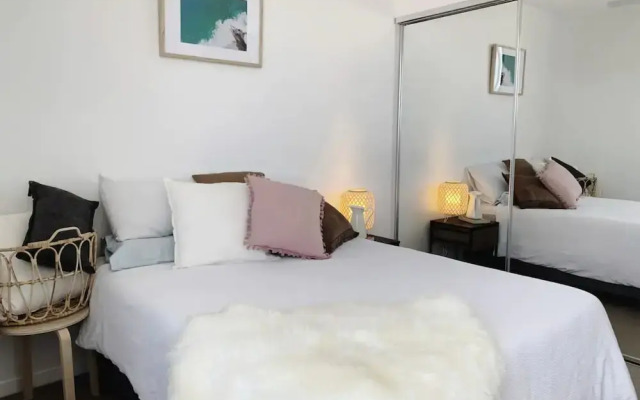 Modern 2 Bedroom Palm Beach Apartment With Ocean Views