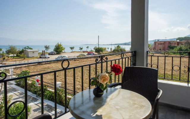 Makis Studios & Apartments