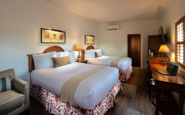 Piñon Court By La Fonda