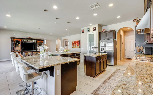 Beautiful Bakersfield Home ~ 8 Mi to Downtown!