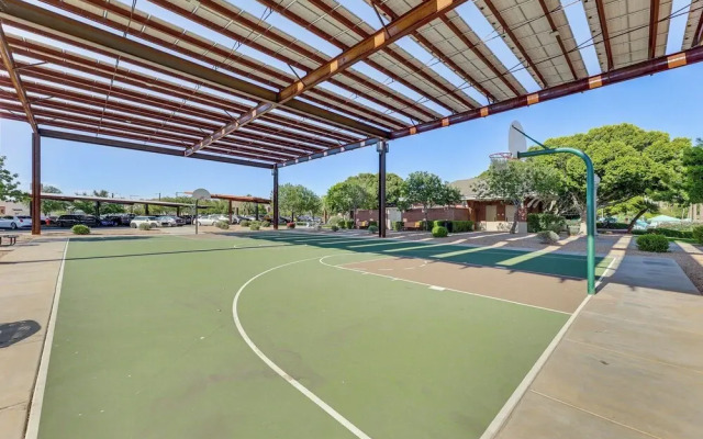 Family-friendly Goodyear Oasis: Fire Table, Pool!