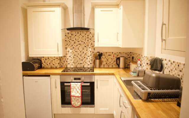 Bright 3 Bedroom Central Apartment