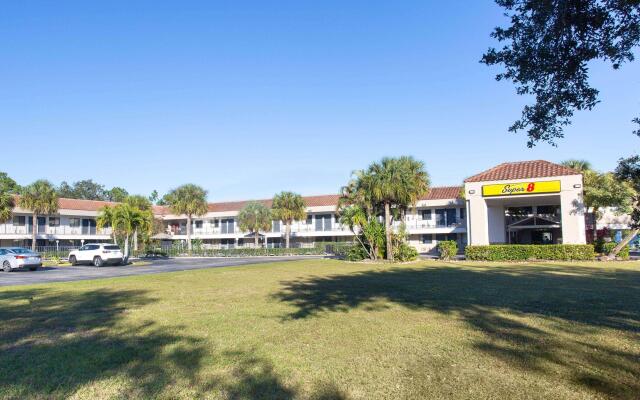 Super 8 By Wyndham Naples