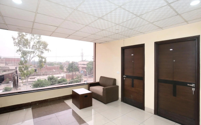 OYO 16827 Hotel Grand M Lajjo