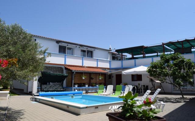 Den - With Pool - C3