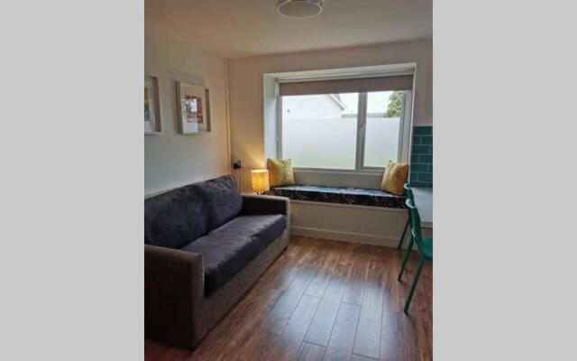Stylish studio bungalow, close to Cardiff Centre