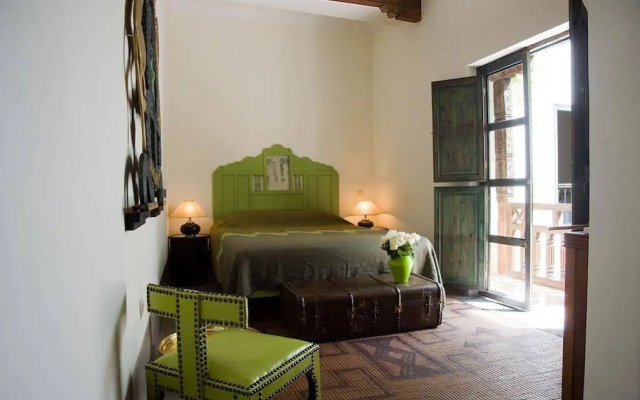 Riad Le J