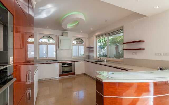 Luxurious Villa with great location
