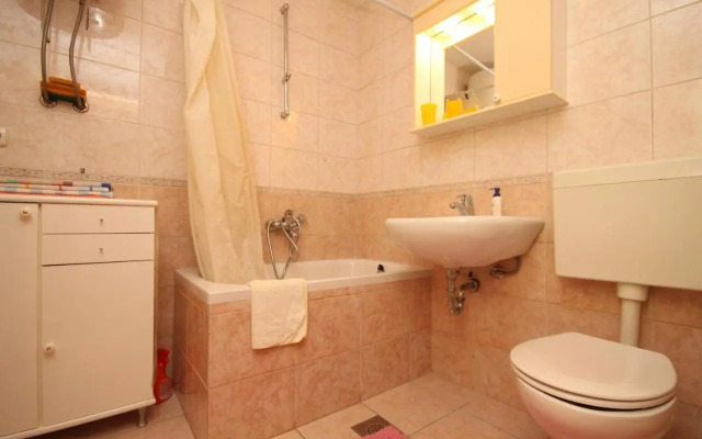 Apartments and rooms with parking space Tucepi, Makarska - 6901