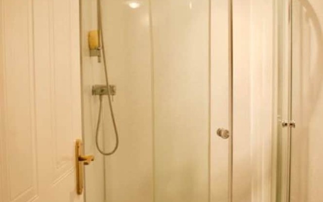 2 Bedroom Canalside Apartment