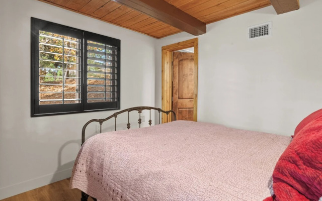 A Woodsy Mountain Retreat