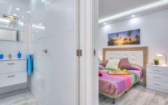 Tidy Apartment, Small Terrace and Air Conditioning