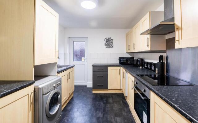 Contractor and Family House & Free Parking & Garden
