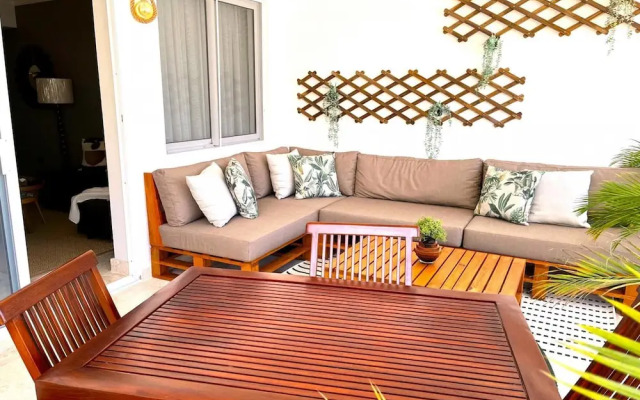 Gorgeous Playa Turquesa Pool Views Beach Apartment