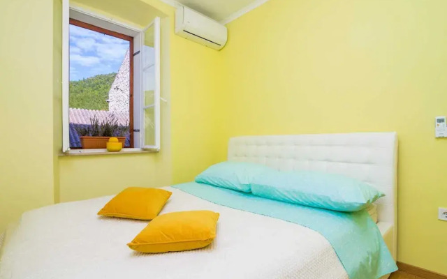 Villa Nives - Three-bedroom Villa With Terrace and Sea View