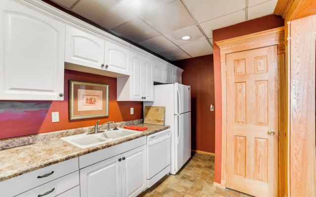 Downtown Yankton Suite: Walk to Restaurants!