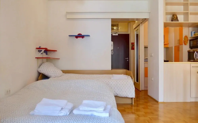 Sunny and Lively Apartment in City, Free Parking