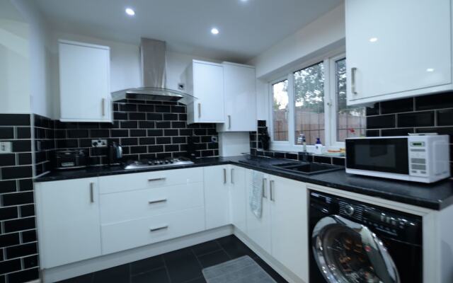 Alluring Holiday Home in Coventry with Garden
