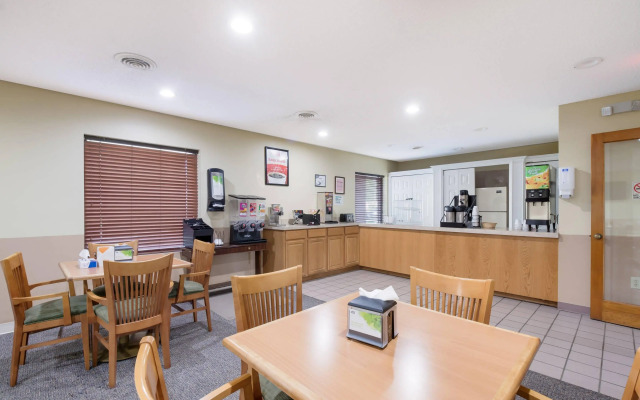 Econo Lodge Inn & Suites East