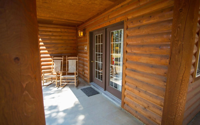 Headwaters Lodge & Cabins at Flagg Ranch