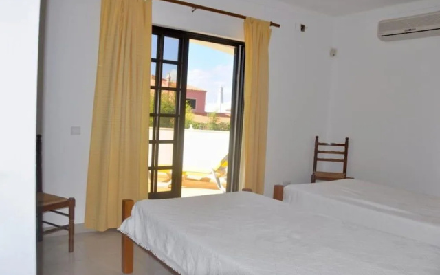 Spacious 4 Bedroom Villa, Private Pool, Free air Conditioning and Wifi