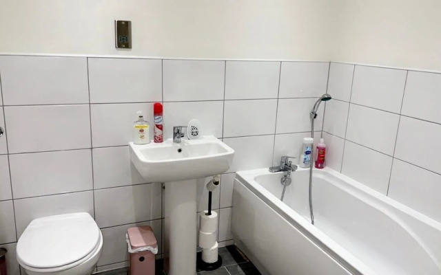 Charming 1-bed Apartment in Bradford City Holiday