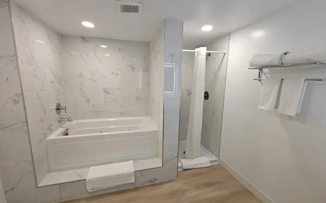 Casa Blanca Inn and Suites