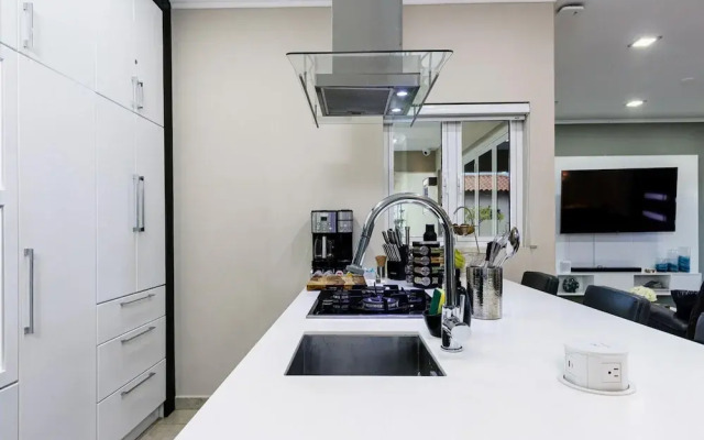 Luxury New 5 Location Pool Outdoor Kitchen