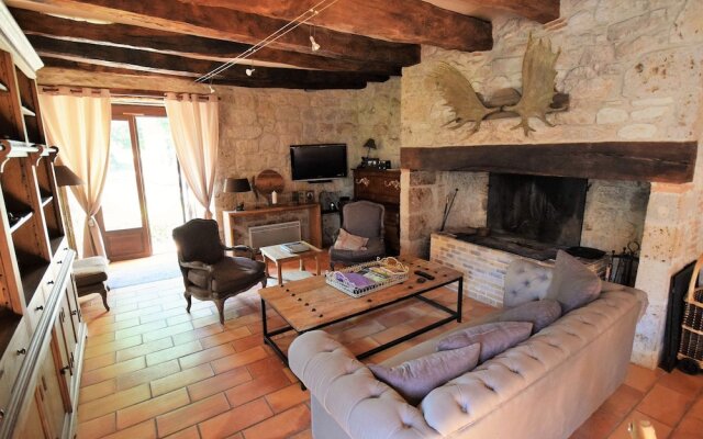 Authentic Castle in Bon-Encontre with Open Kitchen