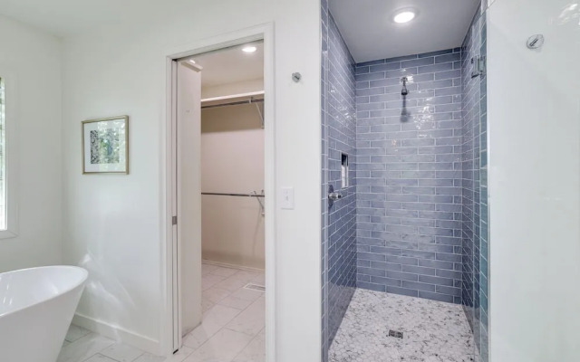 The Bella Vista Lakeside Treehouse: Dock & Kayaks!