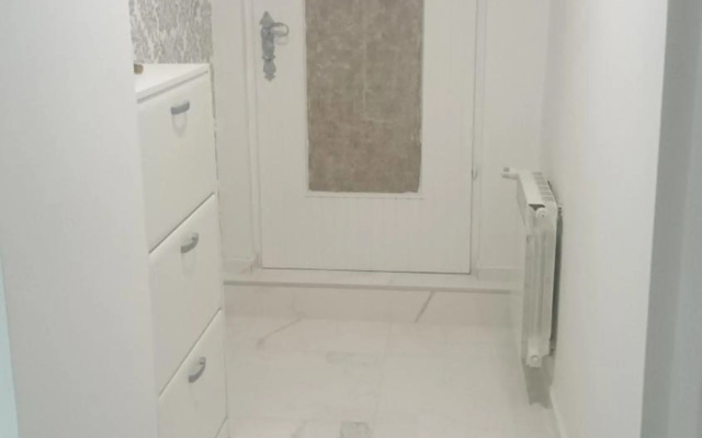 Jasmin White Apartment