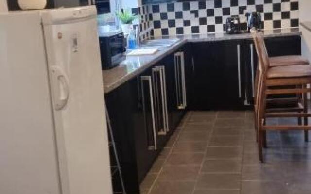 Budget 4 BedRoom house,Entire place.Sleeps 10