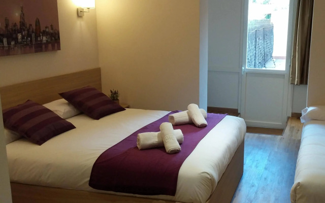 Hostal Barcelona Travel