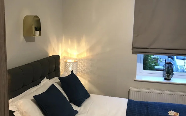 Flat 1 Helena House, 1-bed, Sleeps 2, Garden