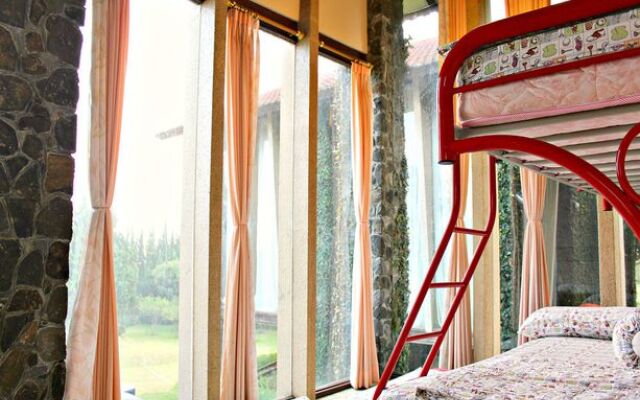 De Villa Istana Bunga by HouseinBandung