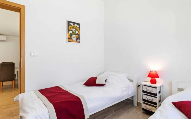 Stylish Holiday Home in Banjole With Swimming Pool