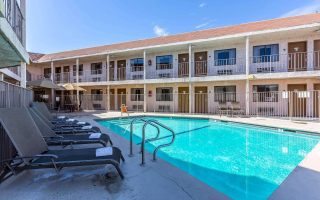 Rodeway Inn Magic Mountain Area
