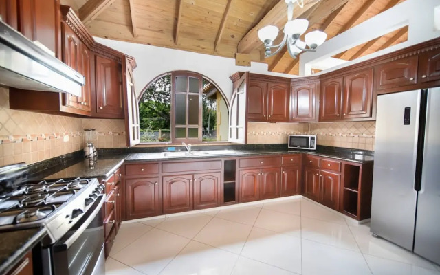 Casati Pearl House, Big House With Private Pool!