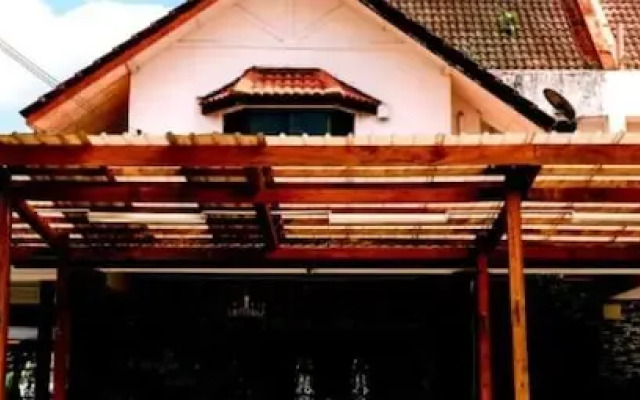 Camelia Homestay by ZUZU
