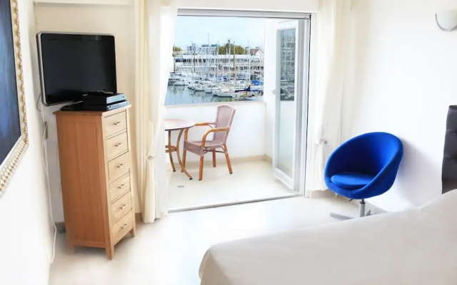 Lagos Main Avenue Studio With Marina View Balcony