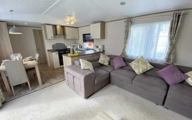 Impeccable 3-bed Cabin in Tattershall, UK