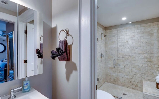 4 BR Beauty blocks from the River