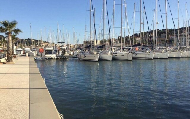 Apartment With 2 Bedrooms in Saint-mandrier-sur-mer, With Wonderful se