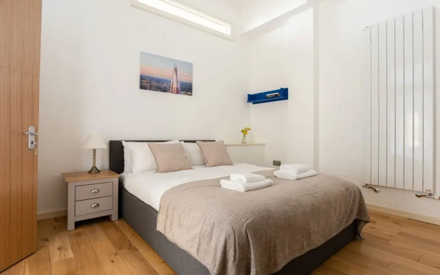 Platinum Apartment in Camden 9946