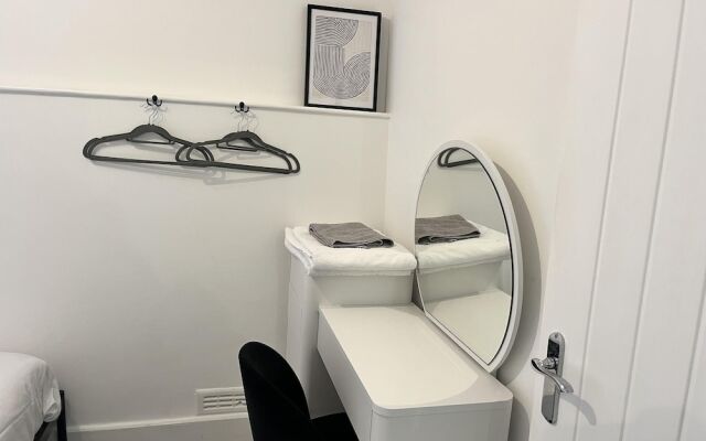 The Mews, With Free Private Parking, Windermere