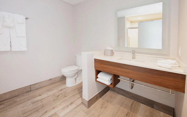 Holiday Inn Express & Suites Panama City Beach - Beachfront by IHG