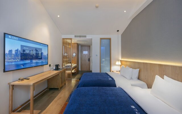 Qianna Hotel (Zhengzhou Erqi Square David City)