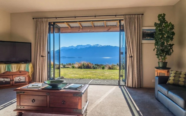 Loch Vista Lake View Villa Accommodation