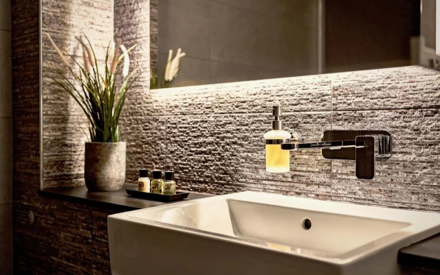 The Acacia, Luxury with Private Balcony + Parking